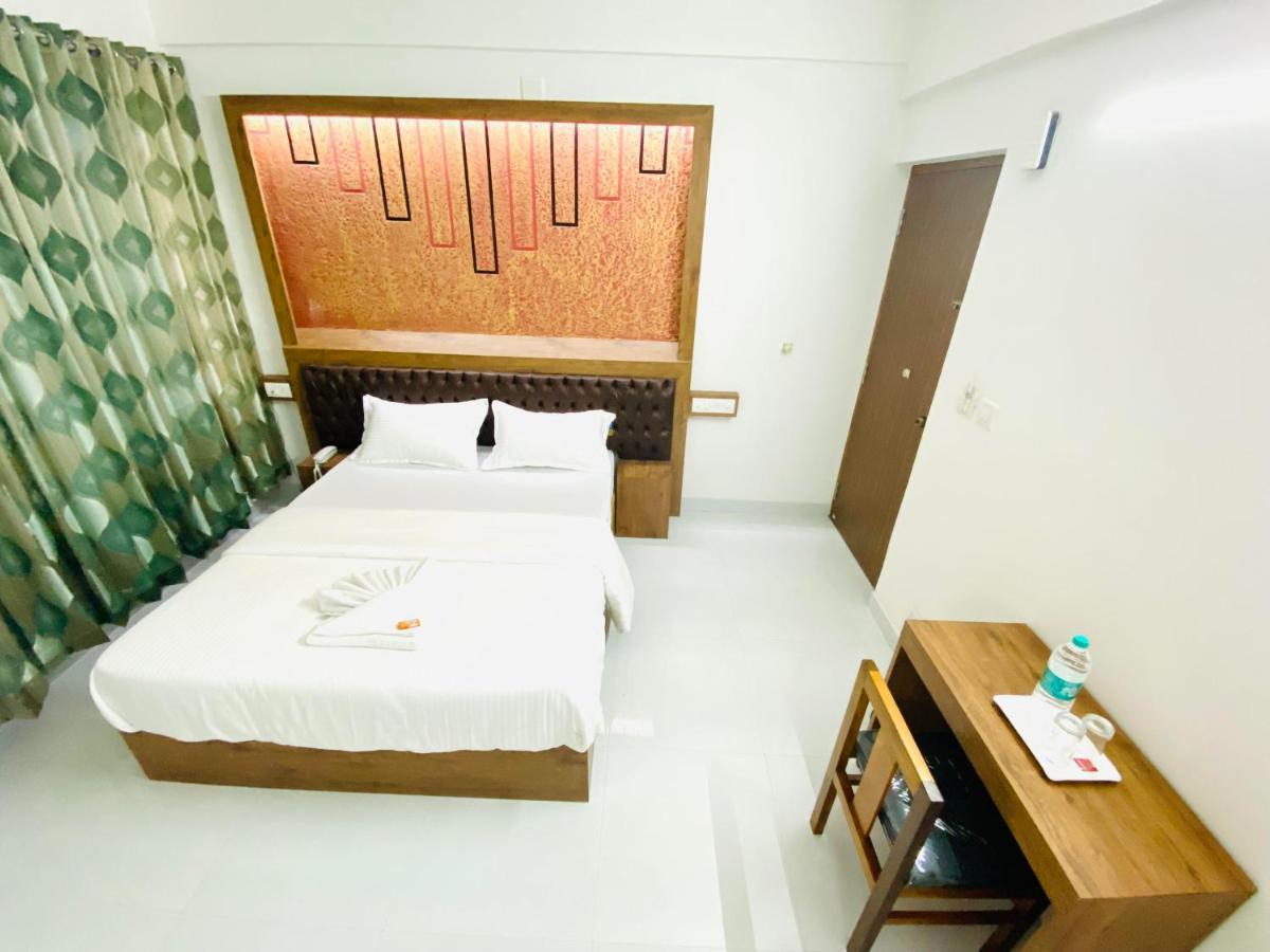 B Six Hotel Bangalore Buitenkant foto