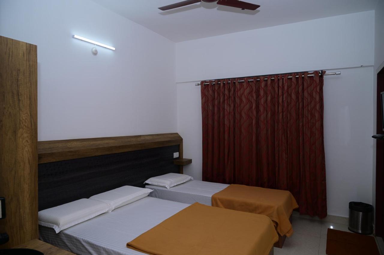 B Six Hotel Bangalore Buitenkant foto
