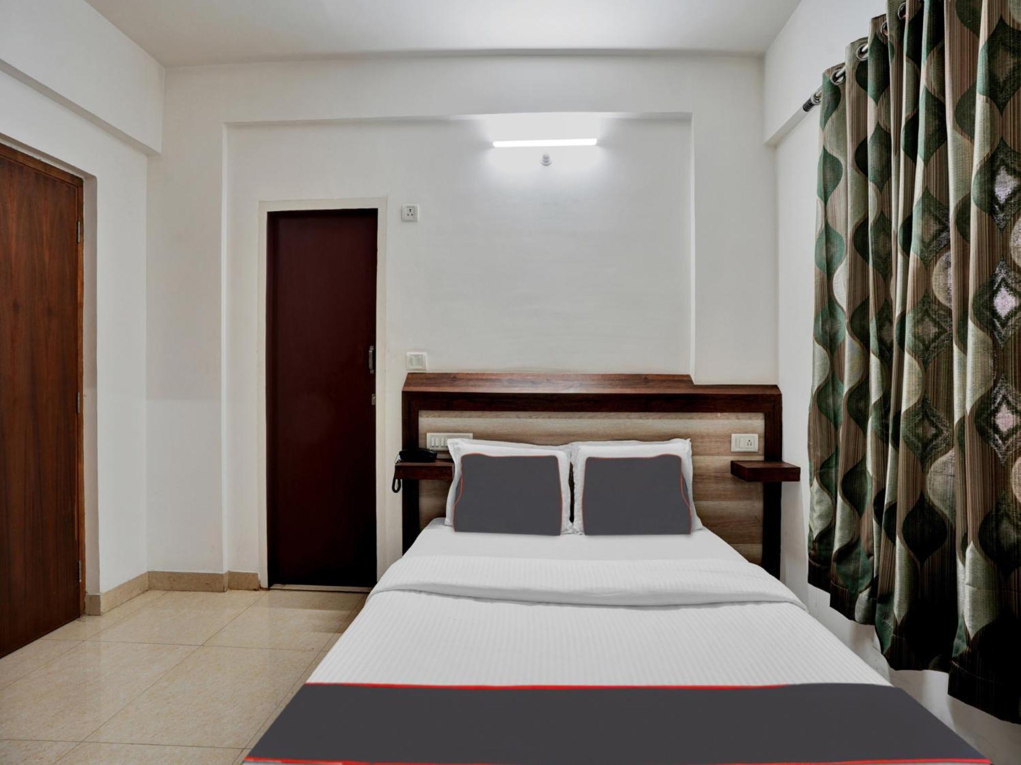 B Six Hotel Bangalore Buitenkant foto
