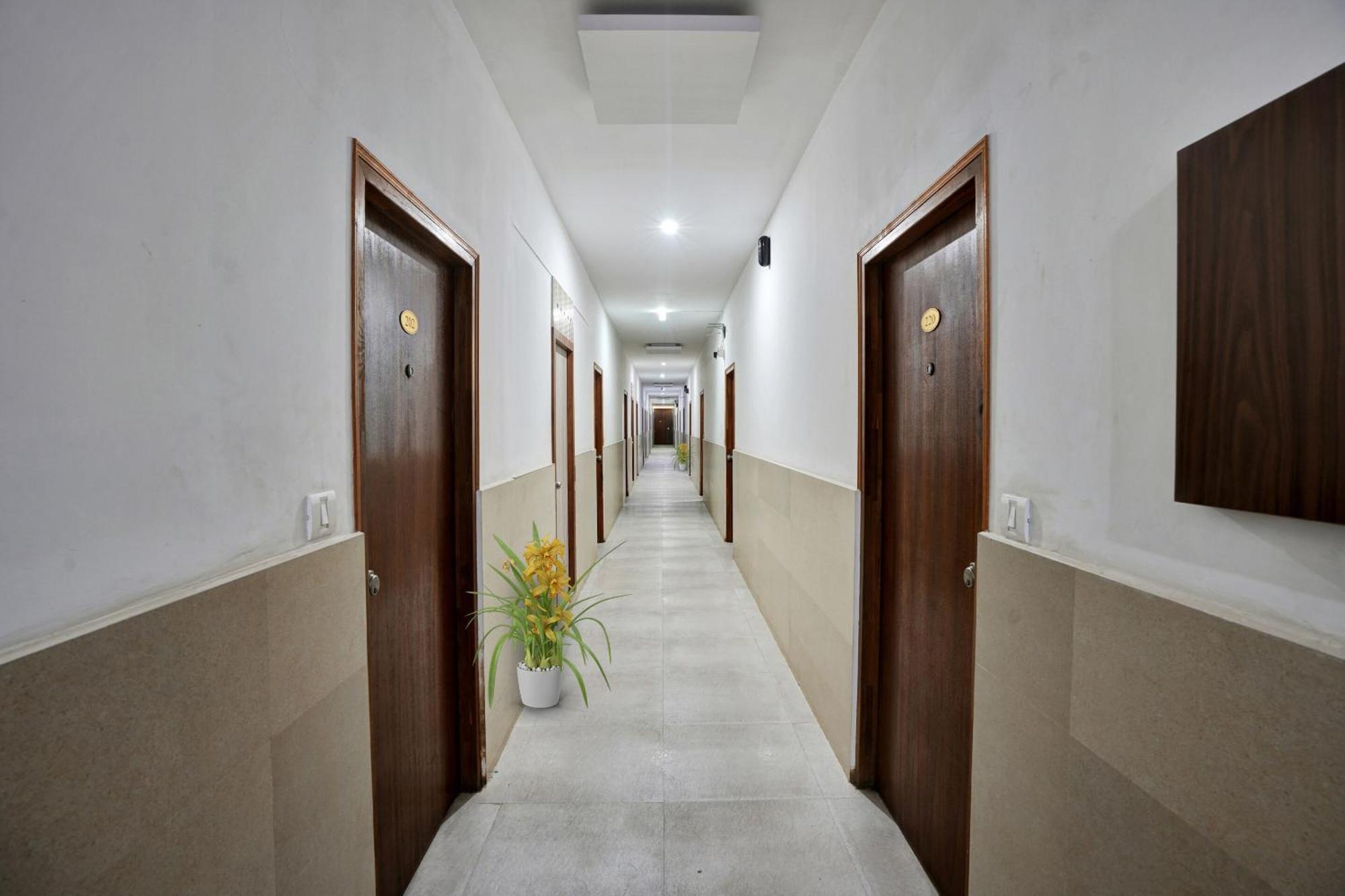 B Six Hotel Bangalore Buitenkant foto
