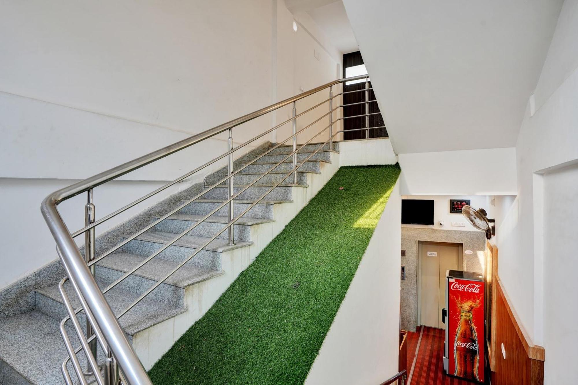 B Six Hotel Bangalore Buitenkant foto